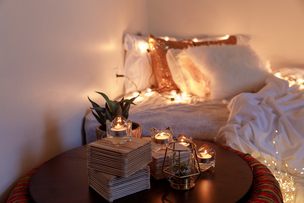 Warm avondlicht op een houten keukentafel